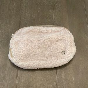 Everywhere Belt Bag Fleece - Natural Ivory Trench